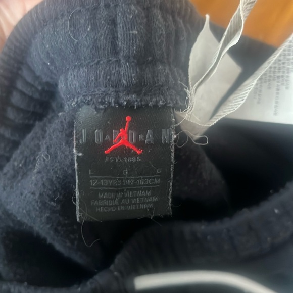 Jordan boys black and red sweatpants - Picture 4 of 4